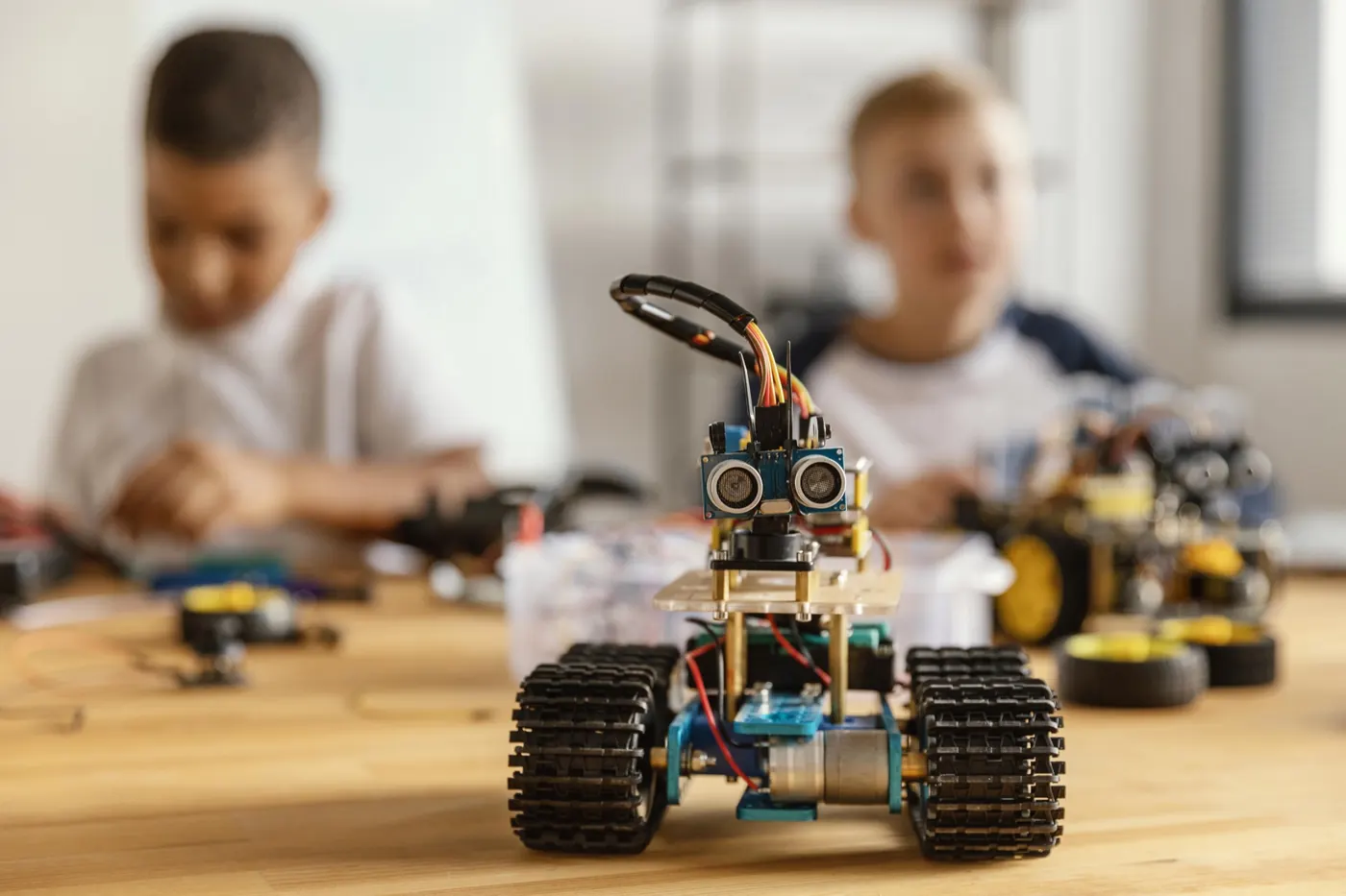 Ein Kind arbeitet an einem selbstgebauten Roboter