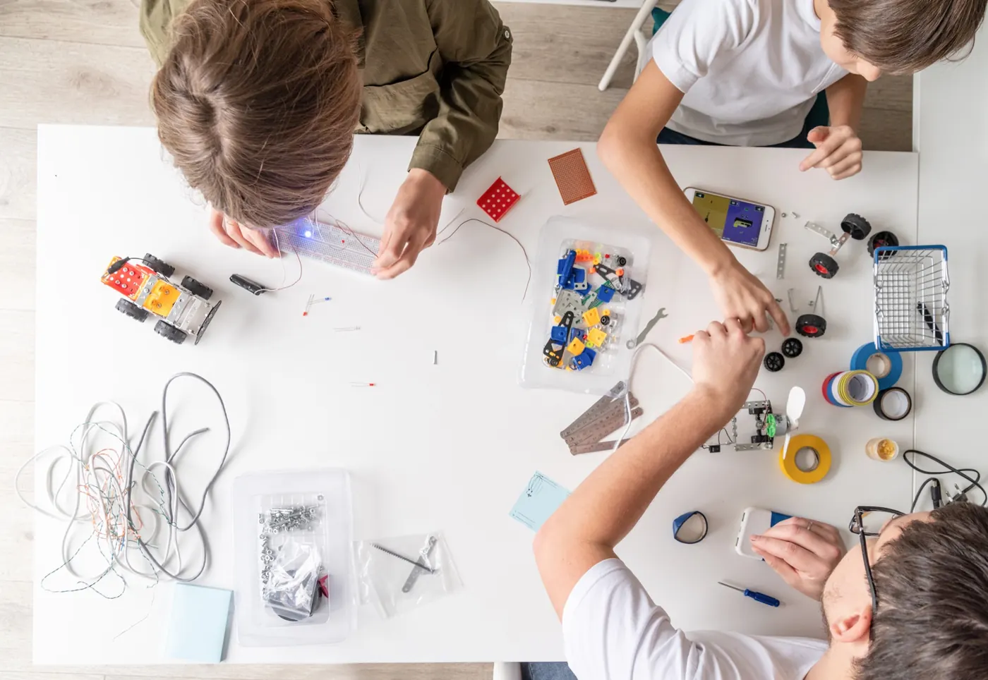 Kinder bauen gemeinsam an einer technischen Idee