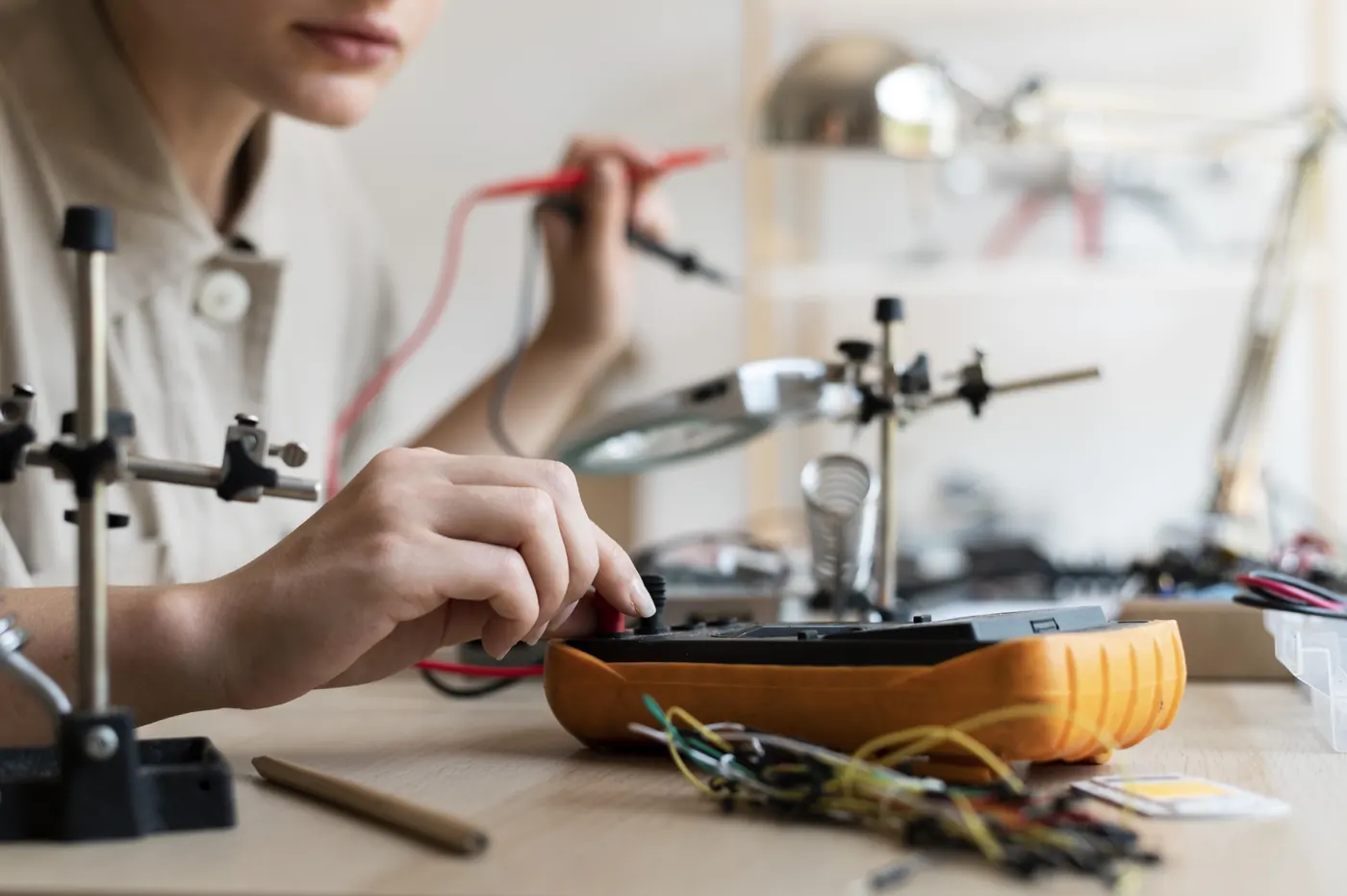 Eine junge Erfinderin arbeitet mit elektronischen Bauteilen