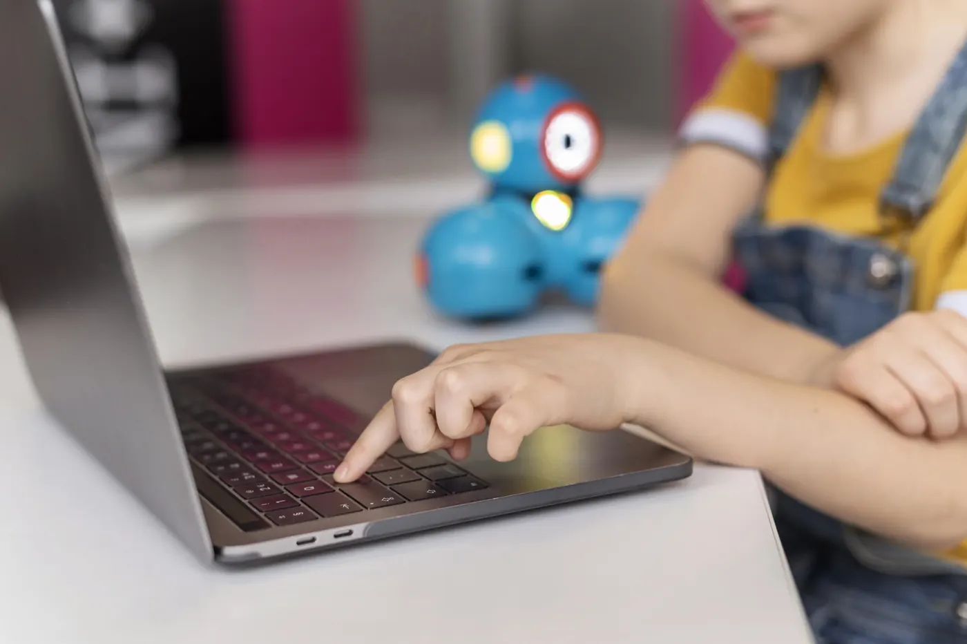 Ein Kind programmiert am Laptop